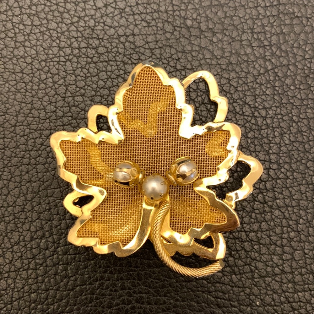 Vintage mesh leaf brooch